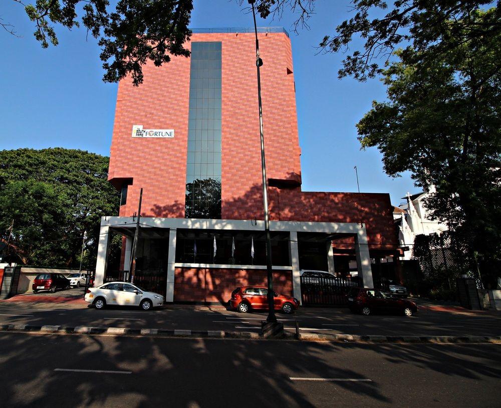 The South Park Hotel Thiruvananthapuram Zewnętrze zdjęcie