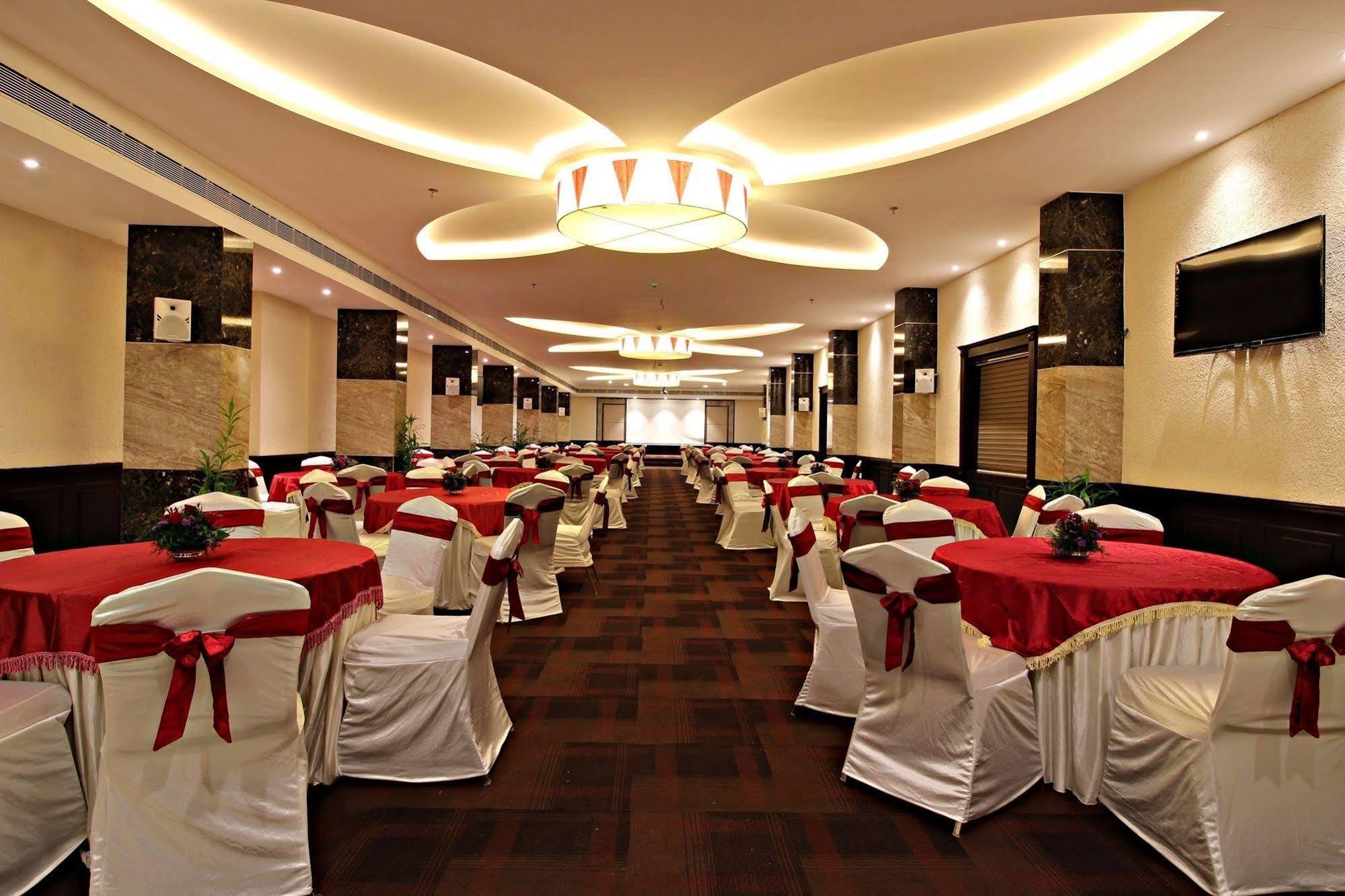 The South Park Hotel Thiruvananthapuram Zewnętrze zdjęcie