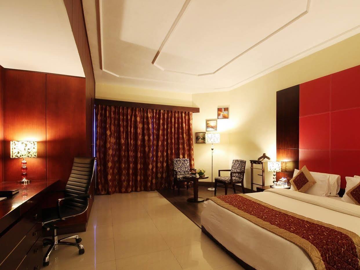 The South Park Hotel Thiruvananthapuram Zewnętrze zdjęcie